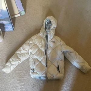 Girls reversible north face puffer jacket. Colors are off-white, blue and pink